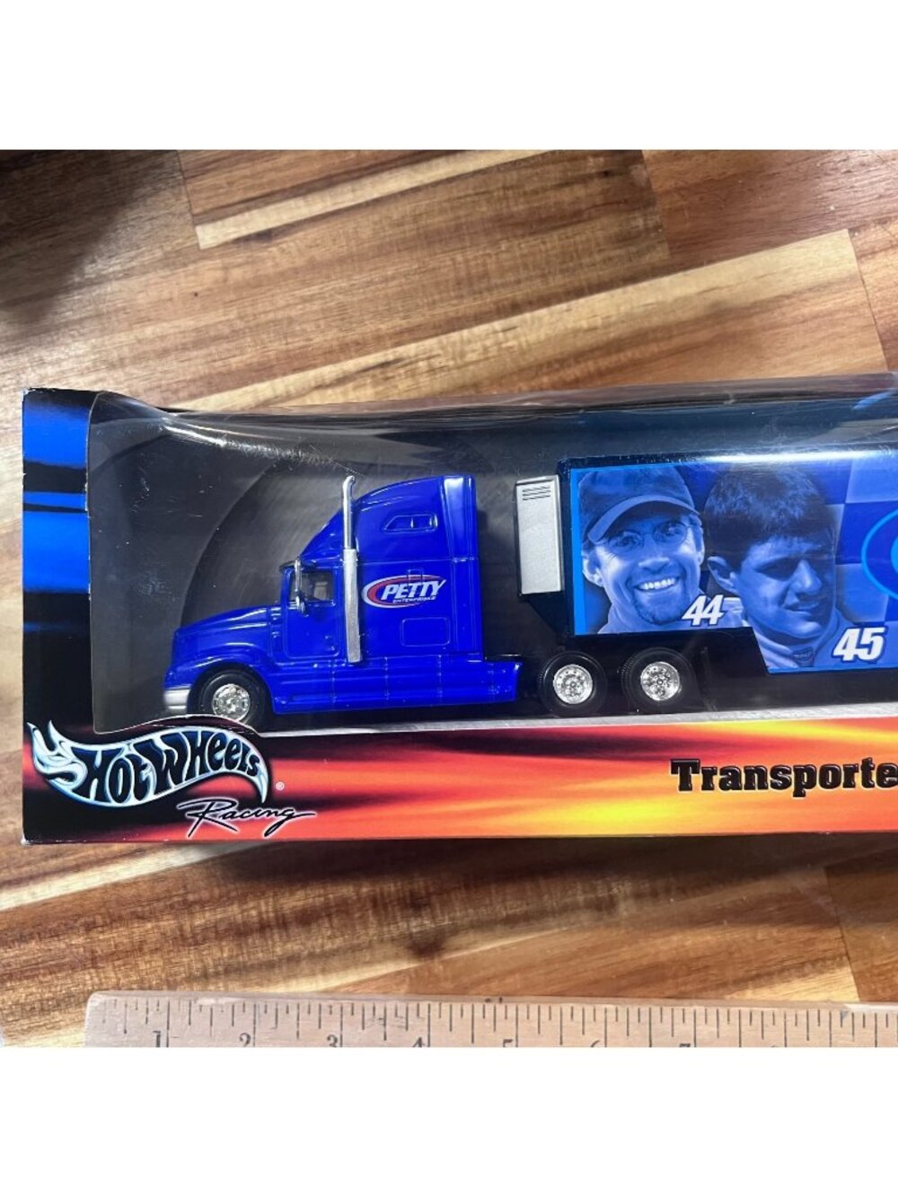 Hot Wheels Racing 2001 Richard Petty Transporter Tribute Bonus Set – New Sealed